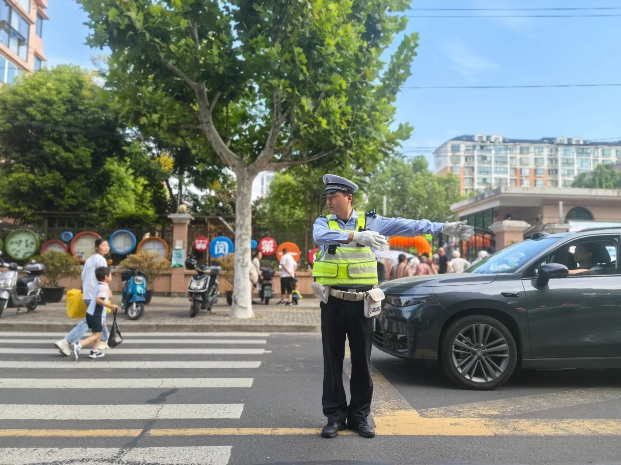 点击打开图片新闻 - 上海交警多措并举为新学年保驾护航