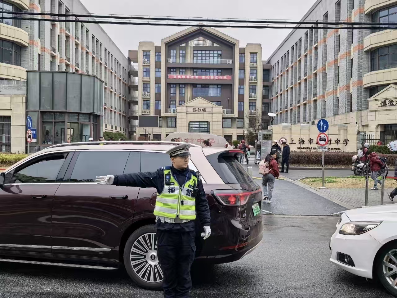 点击打开图片新闻 - 护学保畅筑防线 上海交警为新学期保驾护航