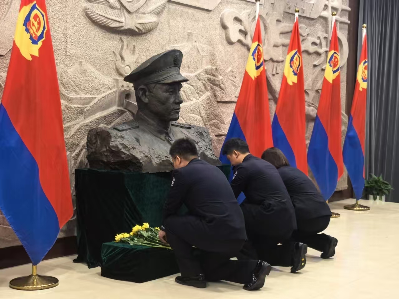 点击打开图片新闻 - 清明寄哀思 忠魂励前行 上海市公安局开展公安英烈祭扫活动