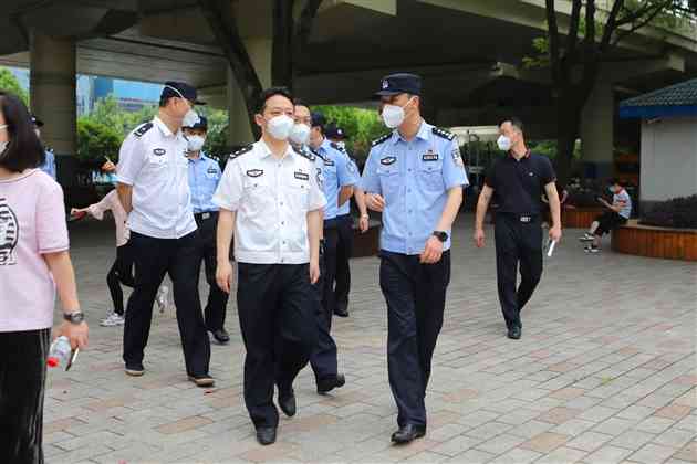 副区长分局党委书记局长黄辉对新虹桥中心花园恢复开放首日开展检查