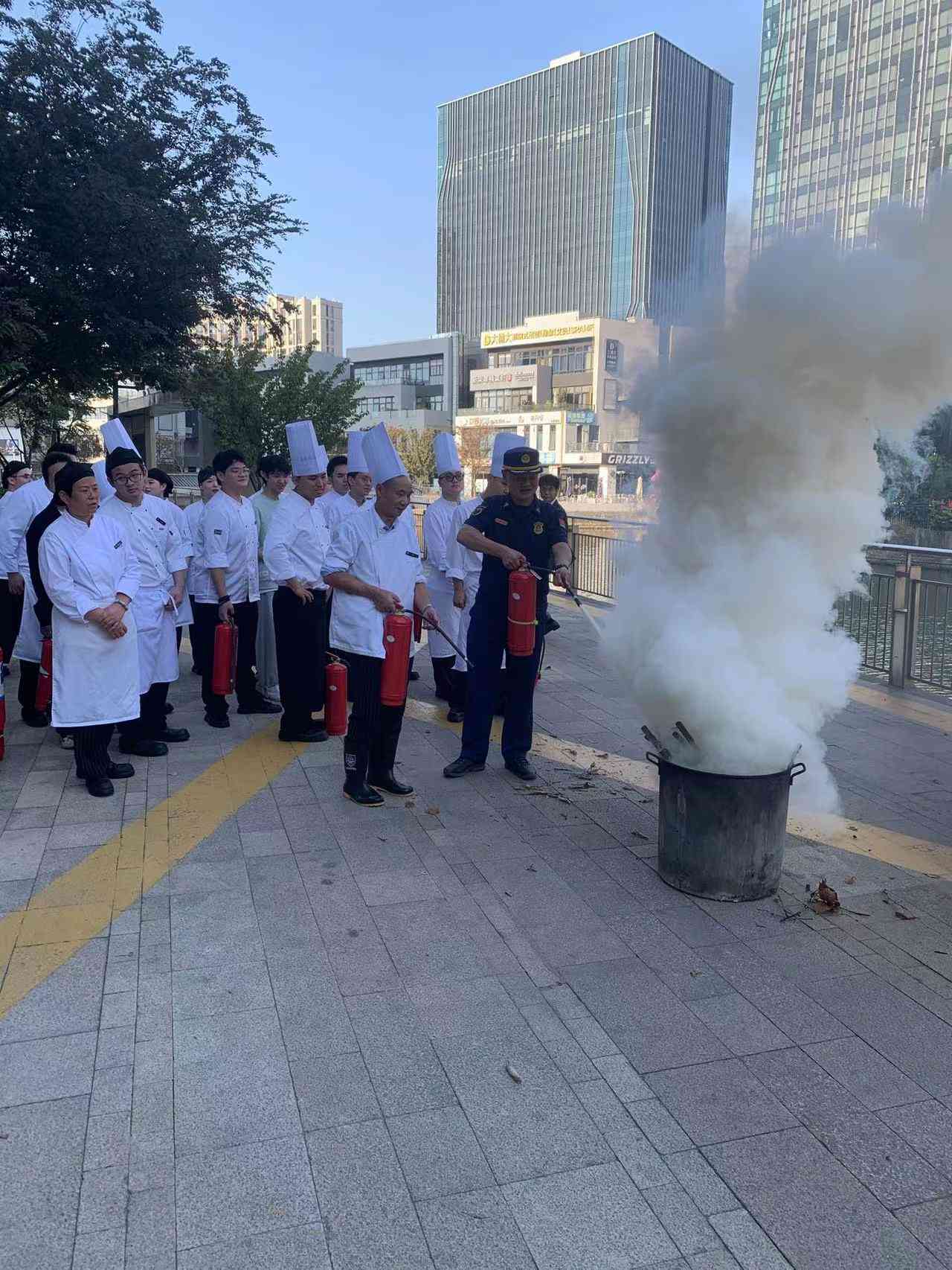 香花桥派出所会同消防部门至辖区铂尔曼酒店开展消防安全演练活动